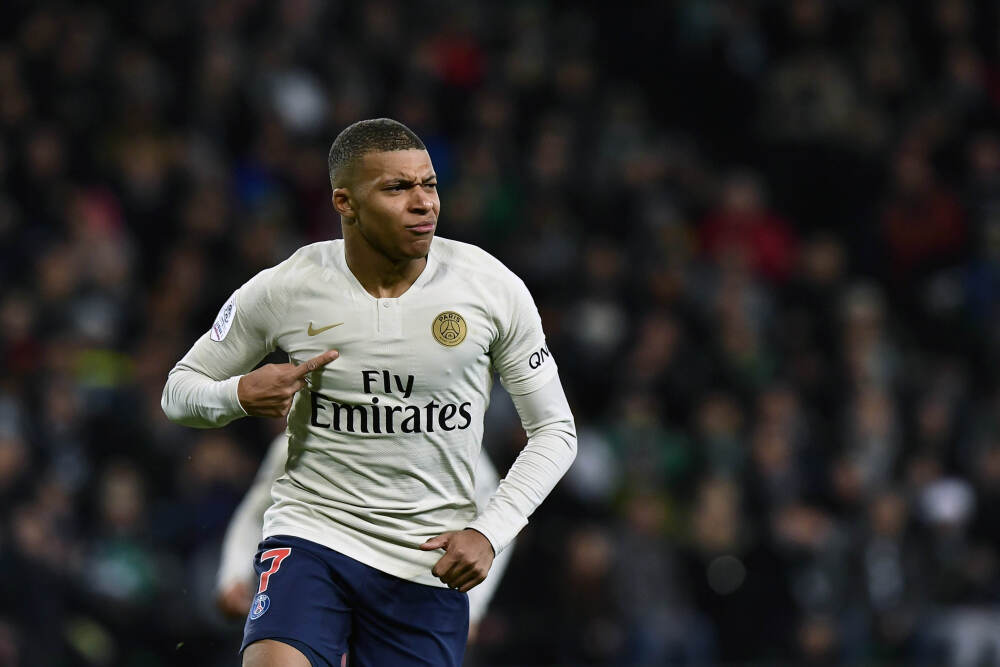 魔笛本场1射1中框 3关键传球+6长传5成功 2对抗2成功 获评7.5分